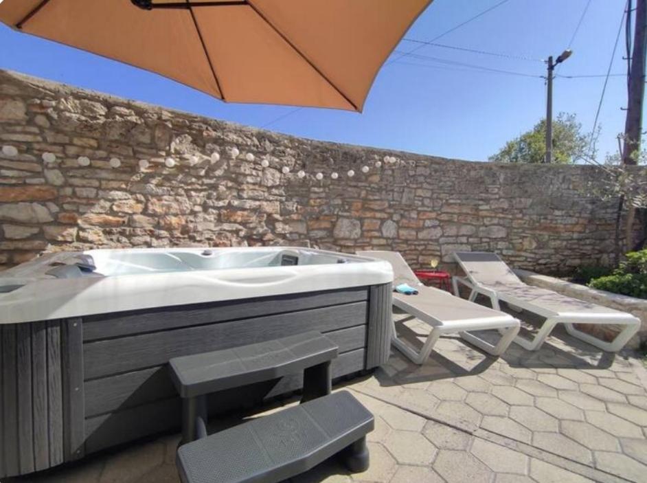 Apartment With Whirlpool And Bbq Near Porec Baderna Eksteriør billede