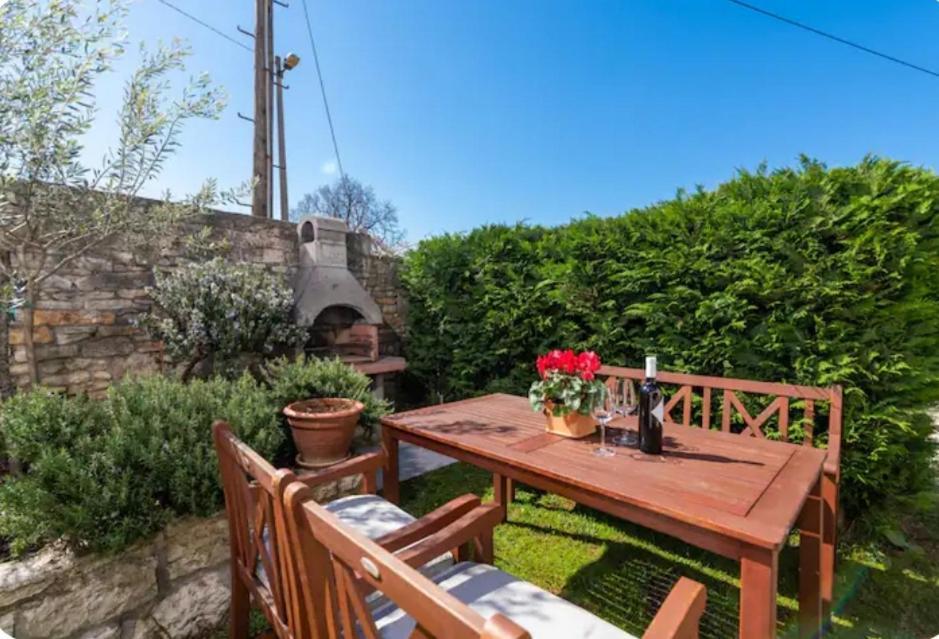 Apartment With Whirlpool And Bbq Near Porec Baderna Eksteriør billede
