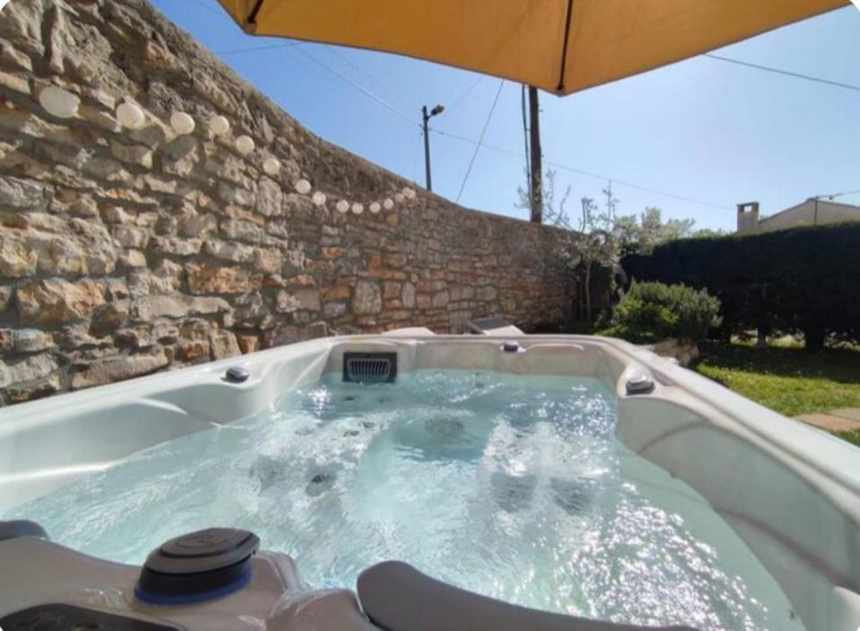 Apartment With Whirlpool And Bbq Near Porec Baderna Eksteriør billede